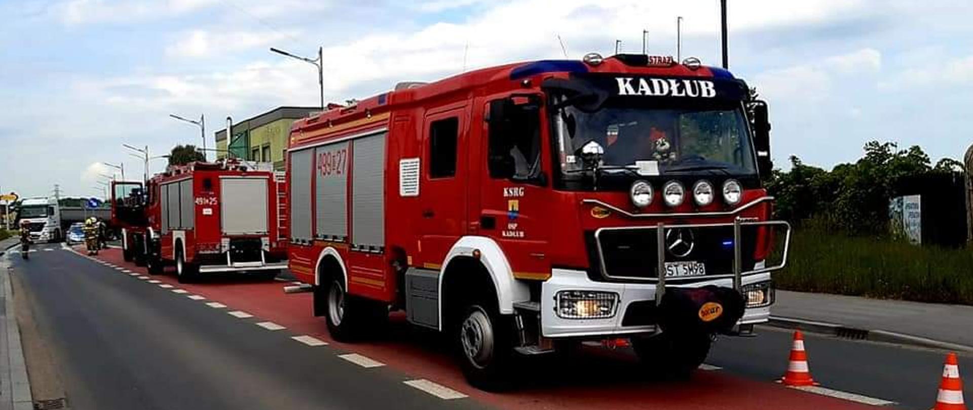 Zdjęcie przedstawia 2 samochody pożarnicze na ustawione na drodze