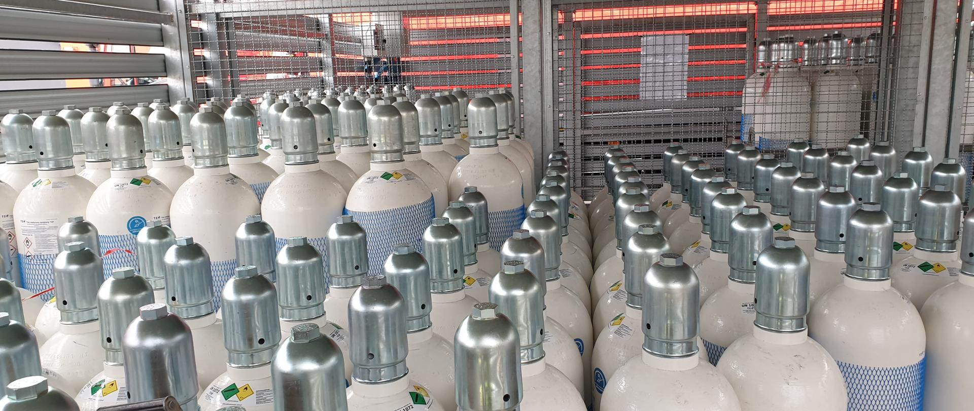 Zdjęcie przedstawia bule z tlenem ustawione jedna za drugą.