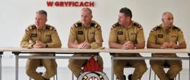 Na zdjęciu funkcjonariusze KP PSP Gryfice wraz z Komendantem Głównym oraz Zachodniopomorskim Komendantem Wojewódzkim