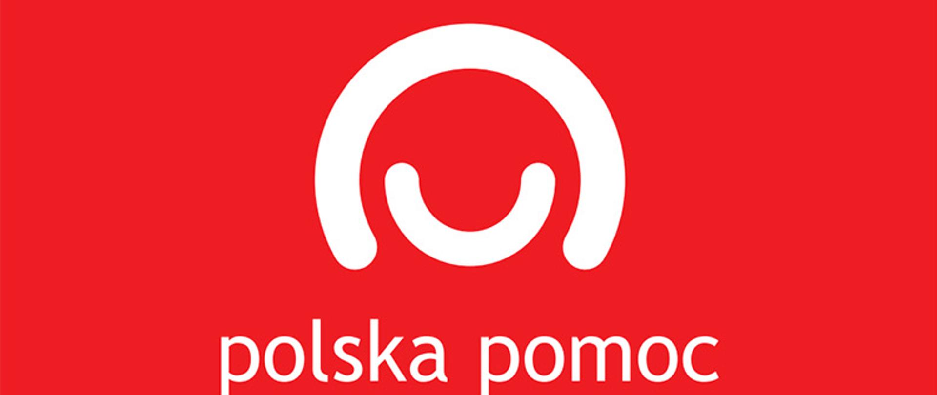 Czerwone tło na na nim biały napis polska pomoc i uśmiech