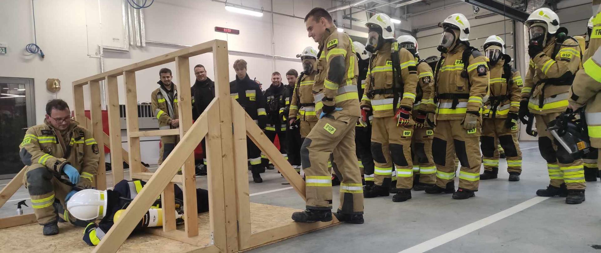 Na zdjęciu przyszli strażacy OSP wykonują ćwiczenie praktyczne w aparatach ochrony układu oddechowego.