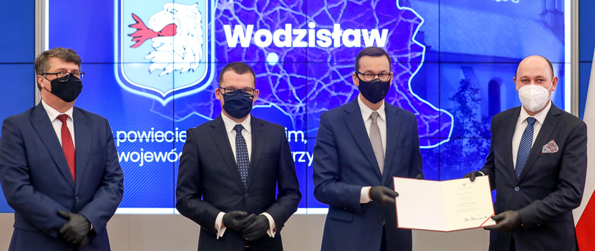 Premier Mateusz Morawiecki podczas uroczystości nadawania praw miejskich.