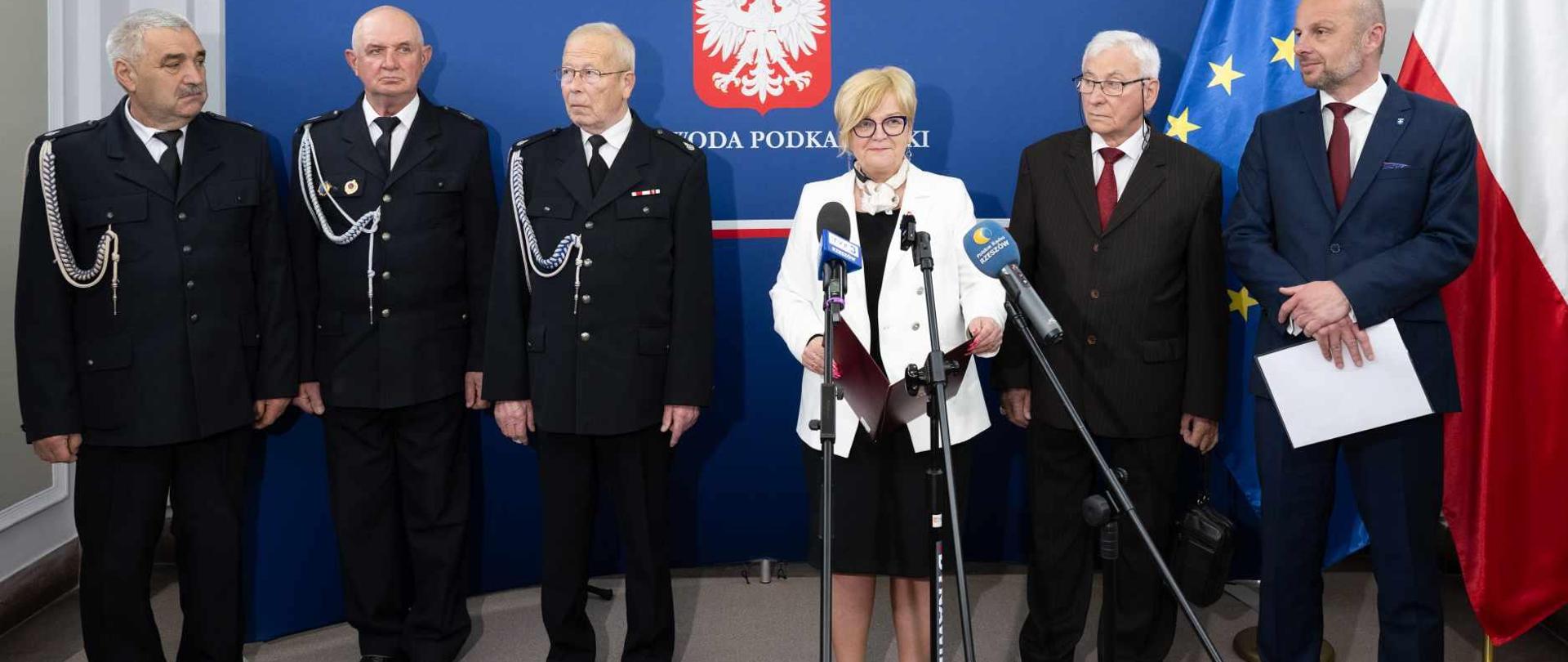 Uczestnicy konferencji prasowej wojewody podkarpackiego Teresy Kubas-Hul