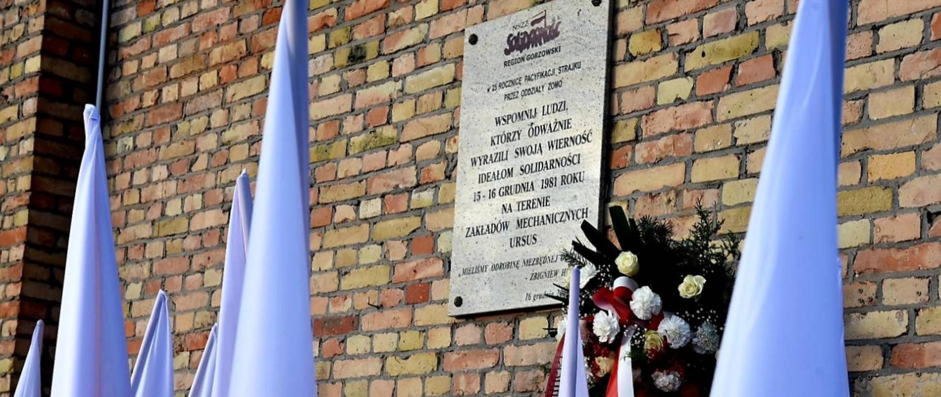 Tablica z napisem: w 25. rocznicę pacyfikacji strajku przez oddziały ZOMO. Wspomnij ludzi, którzy odważnie wyrazili swoją wierność ideałom Solidarności 15-16 grudnia 1981 roku na terenie zakładów mechanicznych Ursus. 