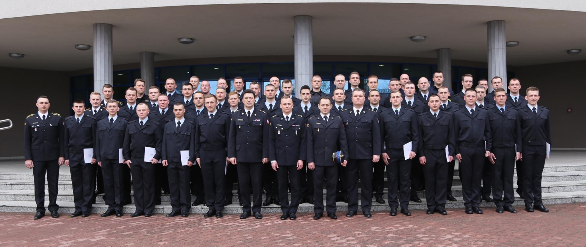 Grupowe zdjęcie uczestników szkolenia w towarzystwie Komendanta Szkoły, Zastępcy Komendanta Szkoły oraz opiekunów szkolenia