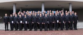 Grupowe zdjęcie uczestników szkolenia w towarzystwie Komendanta Szkoły, Zastępcy Komendanta Szkoły oraz opiekunów szkolenia