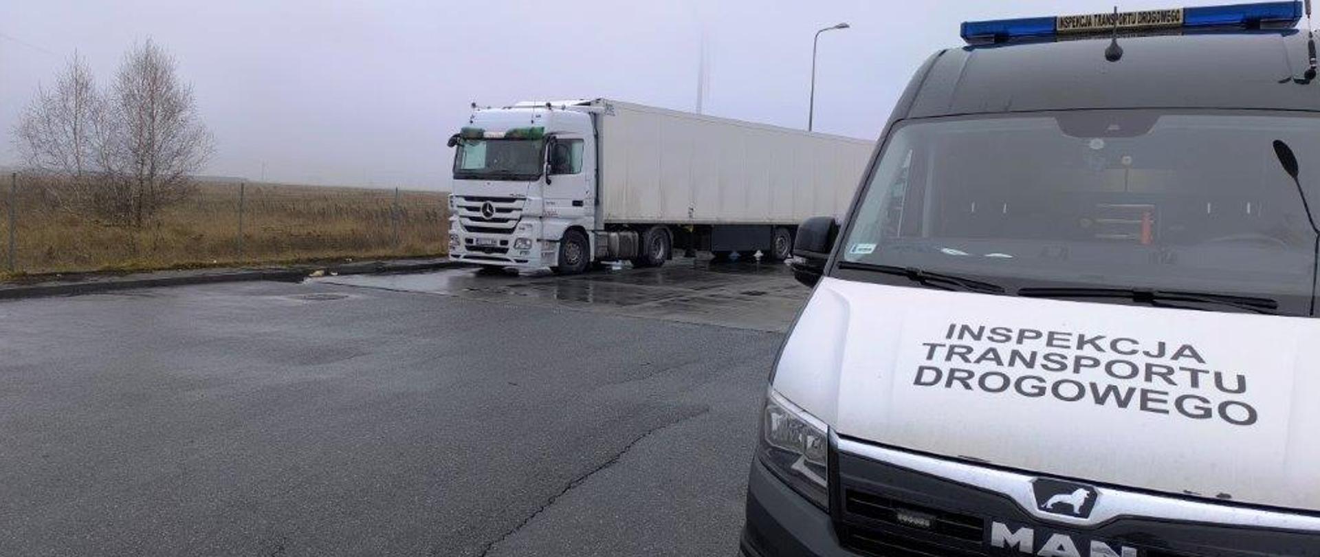 Samochód WITD w Łodzi wraz z kontrolowanym zespołem pojazdów