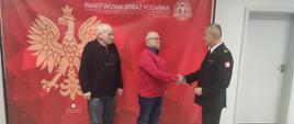 Komendant Powiatowy wręcza podziękowania za sprzęt przekazany przez Rotary Club Wolsztyn reprezentantom Clubu. Po kliknięciu zdjęcie powiększy się.