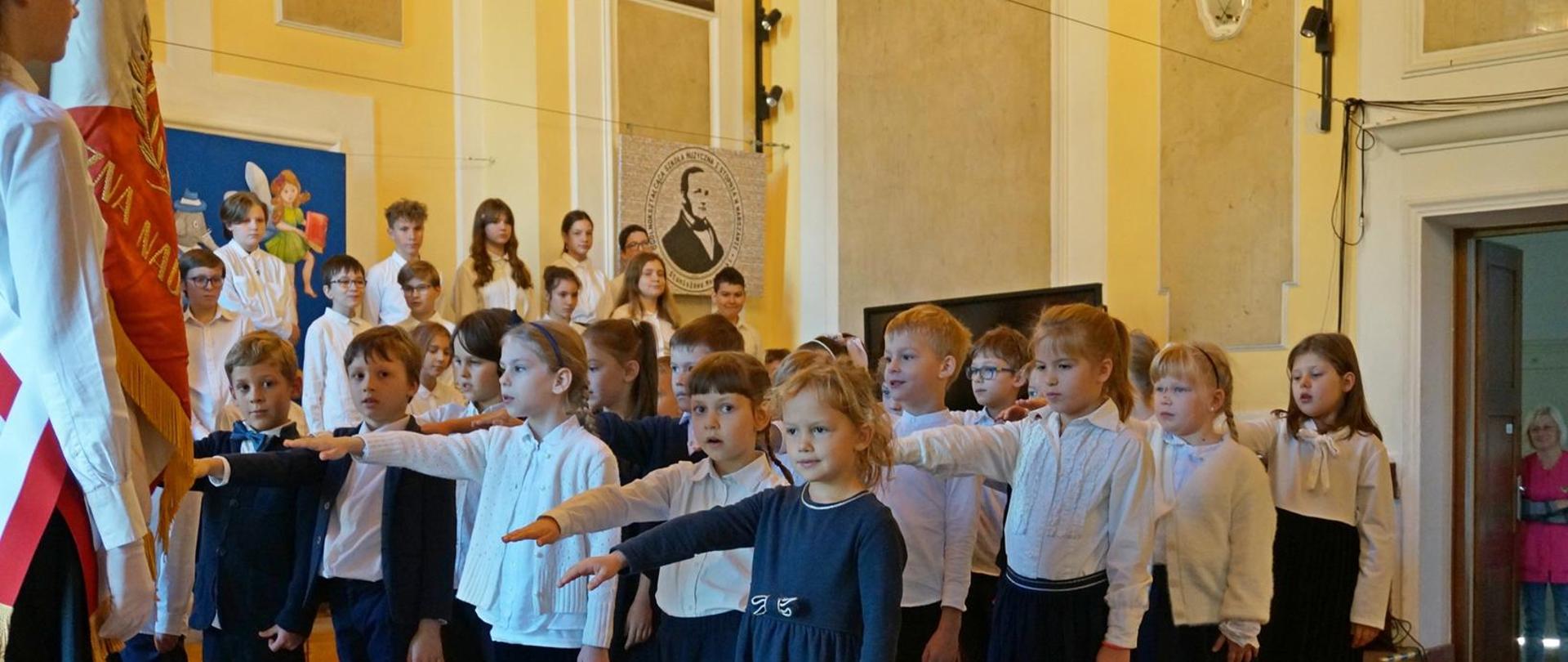 Dzieci ślubują do sztandaru szkoły