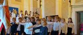 Dzieci ślubują do sztandaru szkoły