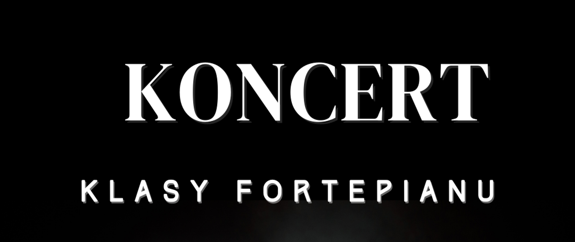 Na czarnym tle znajdziemy informację o koncercie, dacie, godzinie. W części centralnej dostrzegamy osobę o szczupłej sylwetce, siedzącą przy fortepianie.