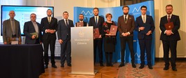 Na zdjęciu minister zdrowia Łukasz Szumowski, wiceministrowie Józefa Szczurek-Żelazko i Janusz Cieszyński, a także przedstawiciele lekarzy rezydentów, którzy podpisali się pod porozumieniem.
