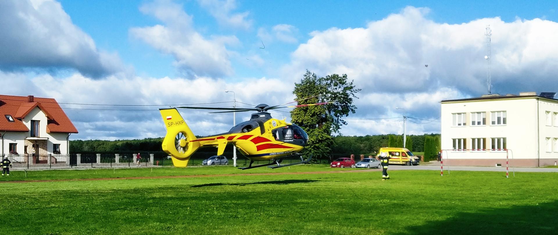 Lądujący śmigłowiec LPR przyjmowany przez strażaka