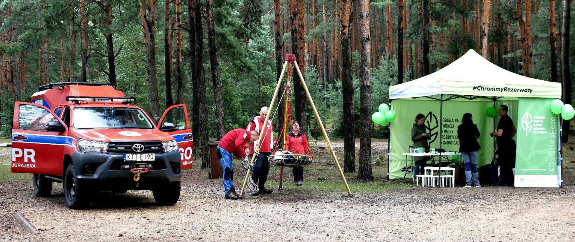 Samochód i sprzęt ratowniczy GOPR oraz namiot ze stoiskiem RDOŚ