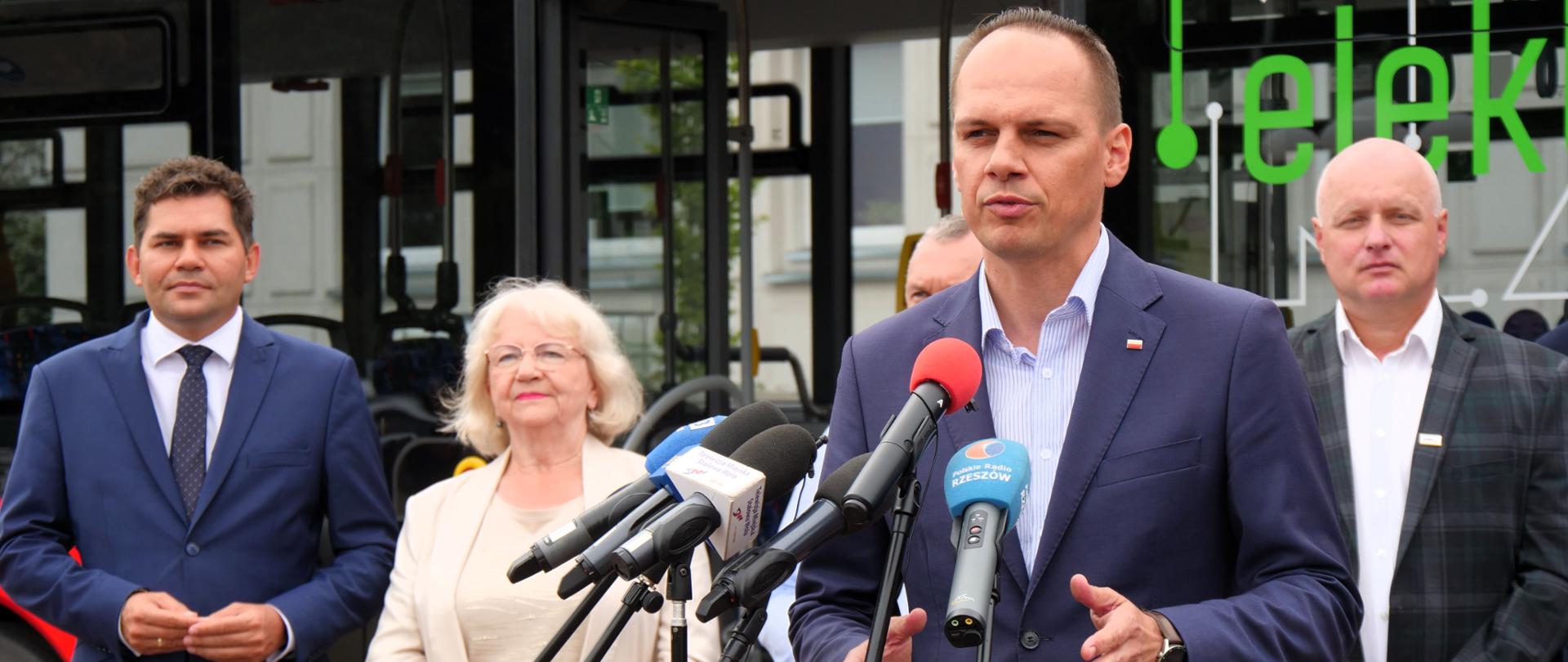 Wiceminister infrastruktury Rafał Weber w trakcie konferencji prasowej dotyczącej przekazania nowych autobusów dla Stalowej Woli