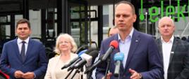 Wiceminister infrastruktury Rafał Weber w trakcie konferencji prasowej dotyczącej przekazania nowych autobusów dla Stalowej Woli
