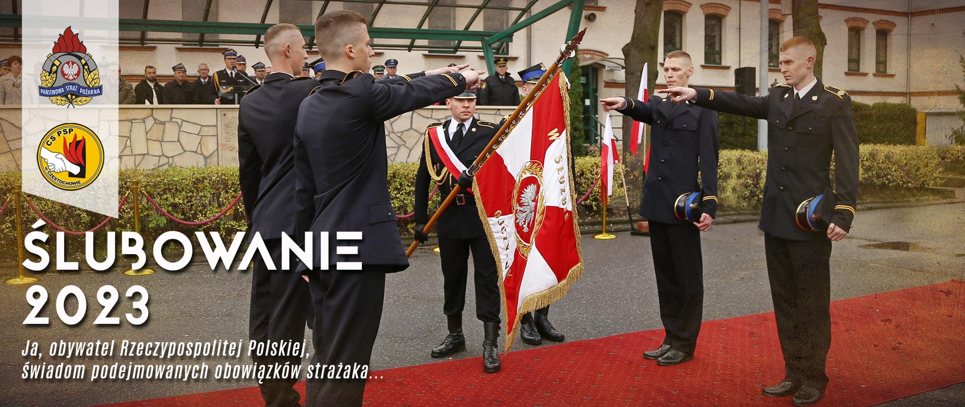 Czterech kadetów składa uroczyste ślubowanie na sztandar Szkoły, który trzyma poczet sztandarowy. W tle, na mównicy, goście uroczystości. W prawym górnym rogu logo PSP, poniżej logo CS PSP. u dołu zdjęcia po lewej stronie, napis ŚLUBOWANIE 2023, poniżej dwa wersy roty ślubowania