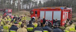 Zdjęcie przedstawia Komendanta Powiatowego PSP w Zgierzu - bryg. Adama Antczaka oraz Wójt Gminy Zgierz - Wioletę Głowacką przemawiających do druhów biorących udział w ćwiczeniach.