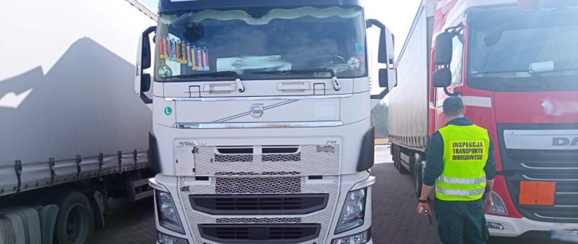 Inspektor ITD w trakcie kontroli zagranicznego przewoźnika
