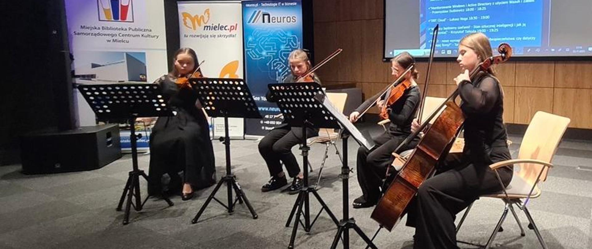 Członkinie kwartetu smyczkowego PSM II stopnia podczas koncertu w Miejskiej Bibliotece Publicznej w Mielcu