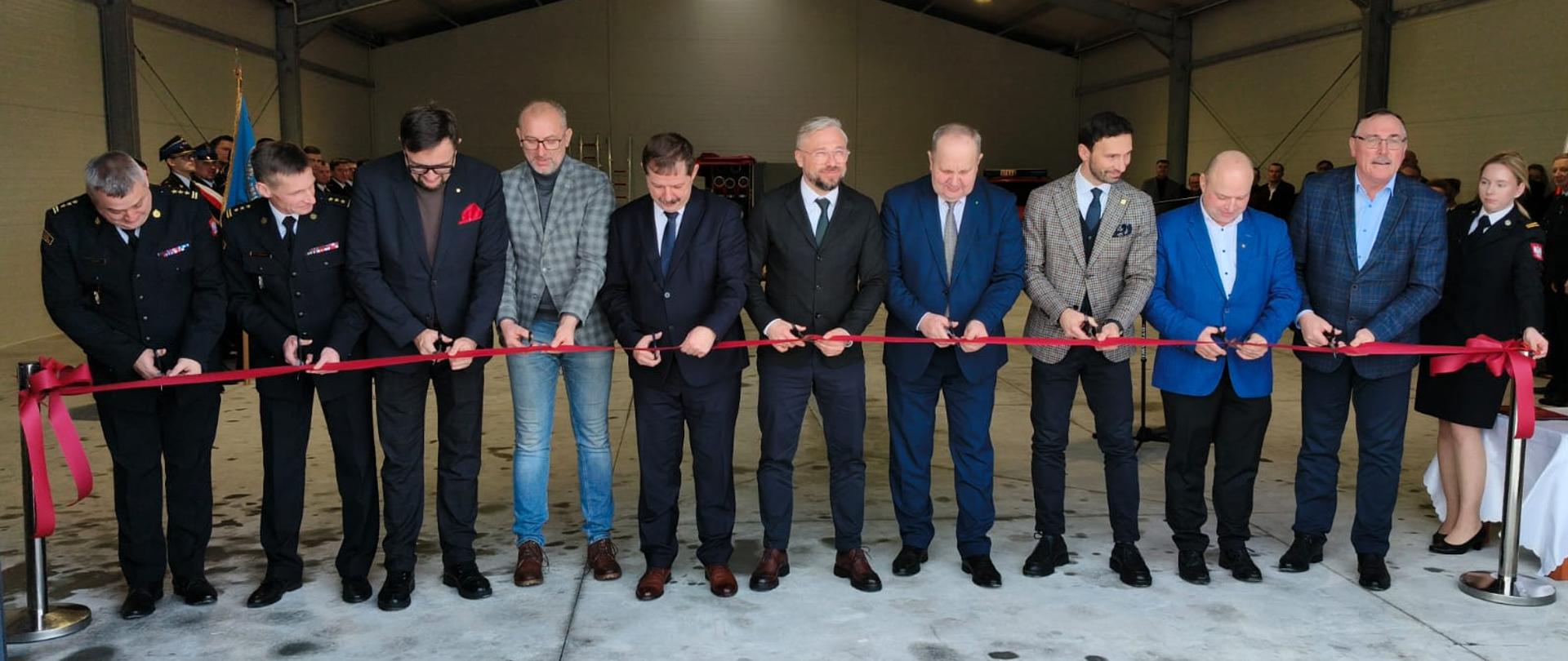 Uroczyste otwarcie i oddanie do użytku Magazynu Obrony Cywilnej - Na zdjęciu moment przecięcia symbolicznej wstęgi otwierający obiekt.