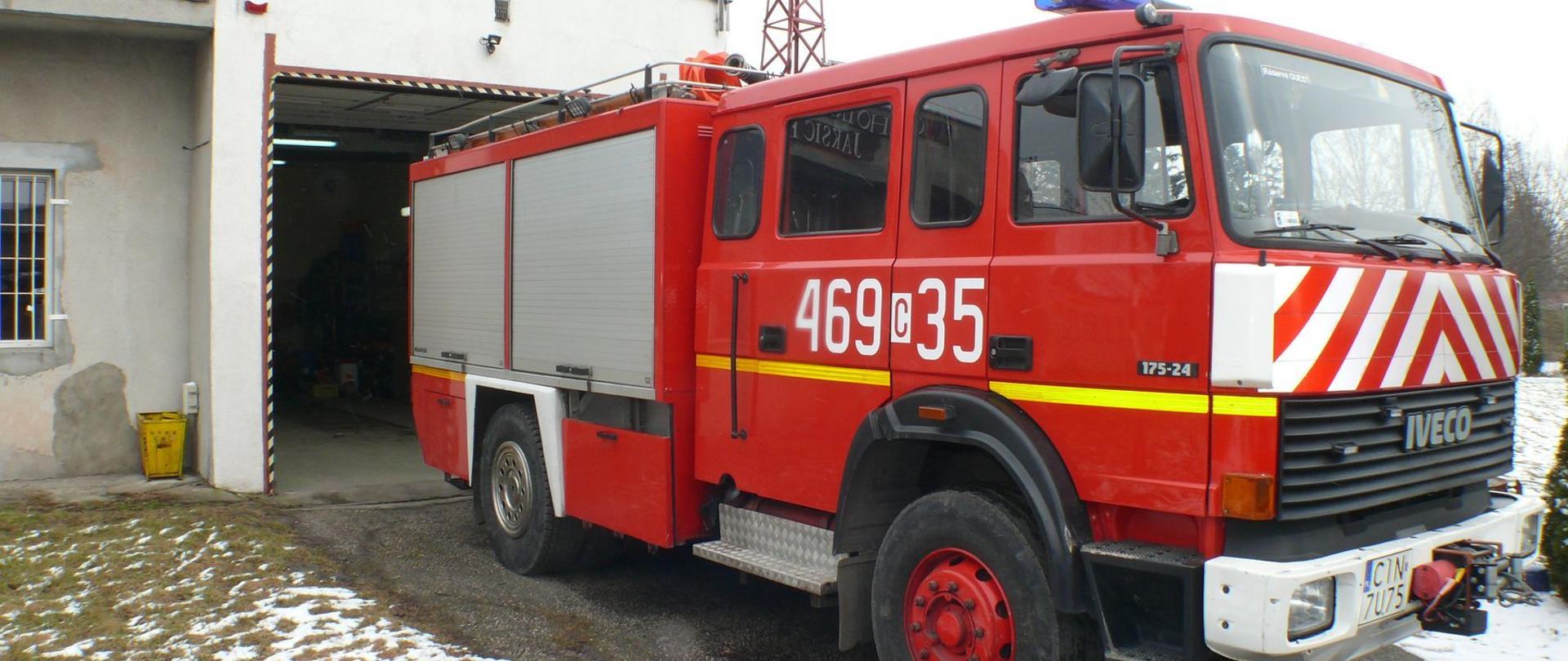 OSP Jaksice remiza wraz z samochodem