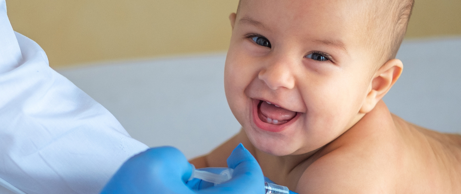 Obrazek przedstawi dziecko w trakcie szczepienia