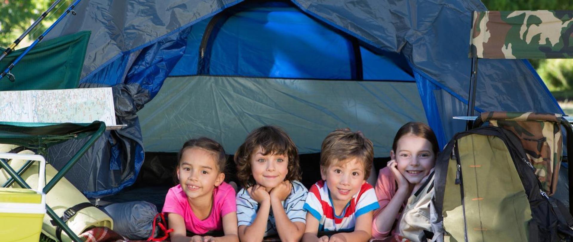 Zdjęcie dzieci w namiocie
