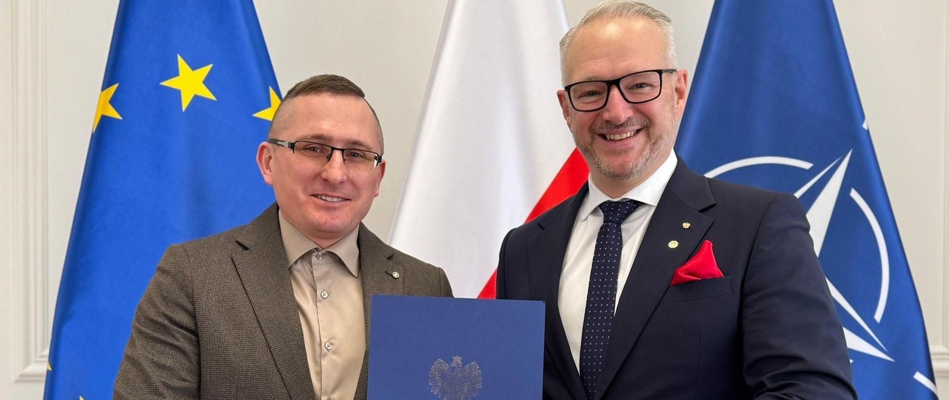 Powołanie Komendanta Państwowej Straży Rybackiej: wojewoda Radosław Król z Pawłem Kitem.