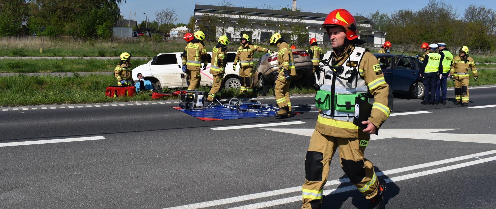 Strażacy prowadzący działania ratownicze podczas wypadku drogowego na obwodnicy Pińczowa