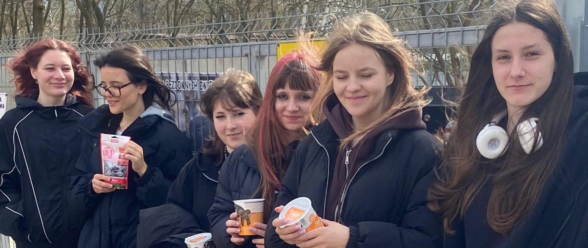 Wizyta wolontariuszy ZSCKR w schronisko dla zwierząt