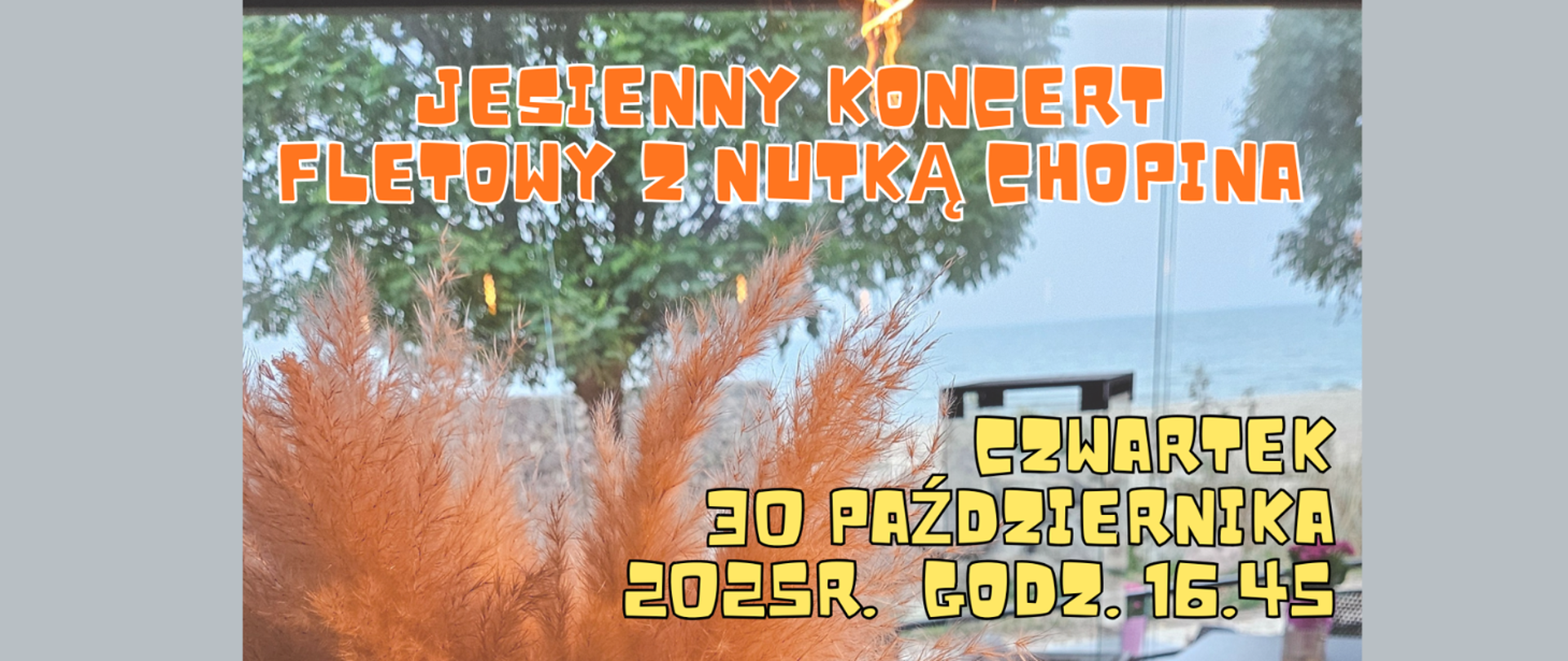 Na szarym tle fragment wybledzonego zdjęcia - plaża, drzewa i morze. Treść ogłoszenia: Jesienny Koncert fletowy z nutką Chopina; czwartek 30 października 2025 r., godz. 16:45.