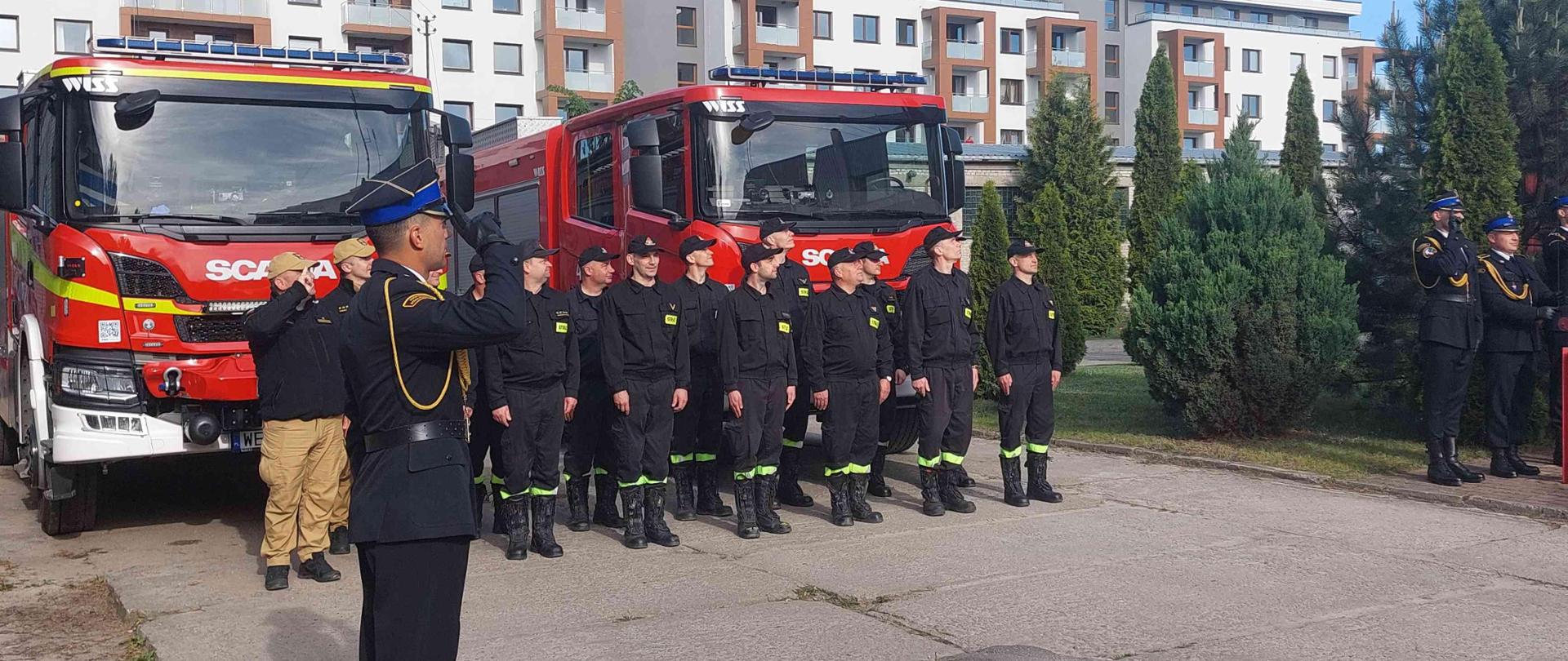 Uroczyste podniesienie Flagi Państwowej w KP PSP w Garwolinie 