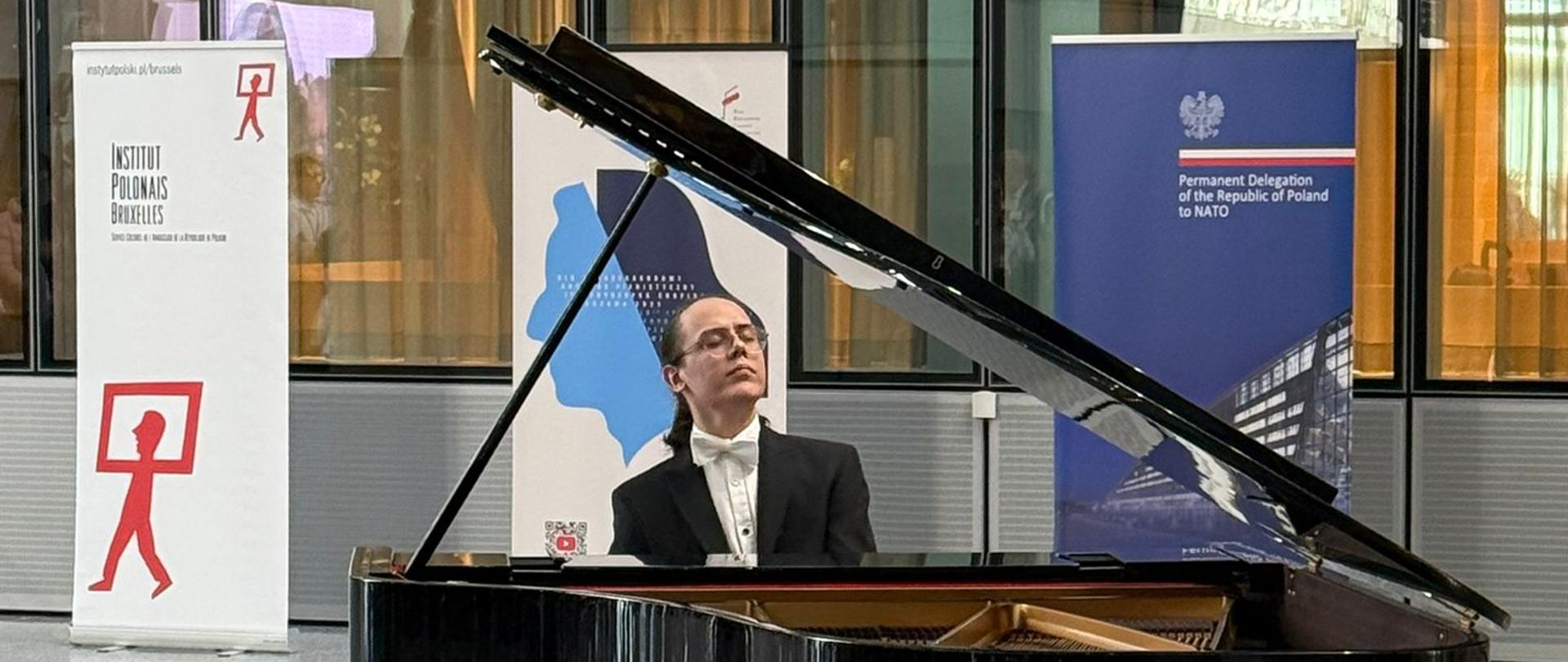 Mężczyzna we fraku gra na fortepianie na tle logo Instytutu Polskiego, Instytutu Fryderyka Chopina oraz Stałego Przedstawicielstwa przy NATO