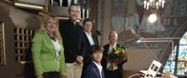 Zdjęcie zbiorowe przy organach i na tle piszczałek. 5 osób na chórze w kościele.