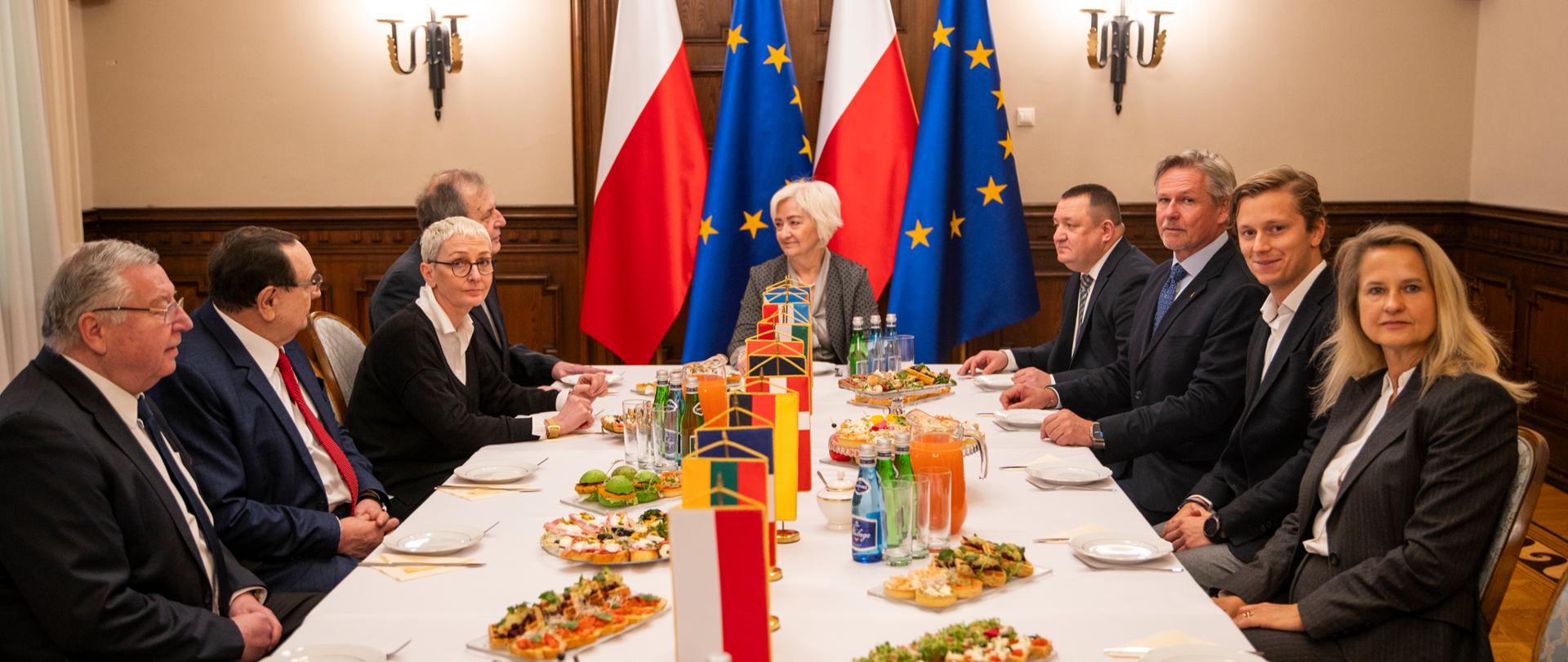 Rozmowy uczestników spotkania przy wspólnym stole 