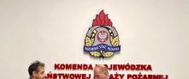 na pamiątkowym zdjęciu Zachodniopomorski Komendant Wojewódzki Państwowej Straży Pożarnej bryg. Jarosław Tomczyk wręcza Decyzję Personalną Zastępcy Komendanta PSP w Stargardzie st. kpt. Pawłowi Różańskiemu.
