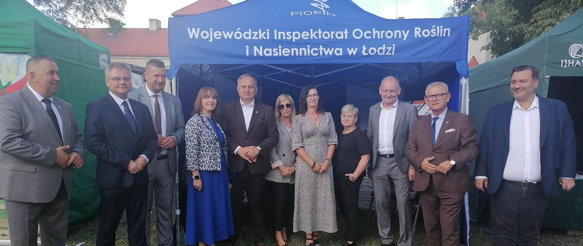 Na zdjęciach widać stoisko Wojewódzkiego Inspektoratu Ochrony Roślin i Nasiennictwa w Łodzi oraz uczestników i wystąpienia podczas wydarzenia rolniczego.