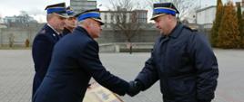 Zastępca Kujawsko-Pomorskiego Komendanta Wojewódzkiego st. bryg. Robert Wiśniewski wręcza Dowódcy JRG w Rypinie bryg. Dariuszowi Łęgosz Dyplom Komendanta Głównego