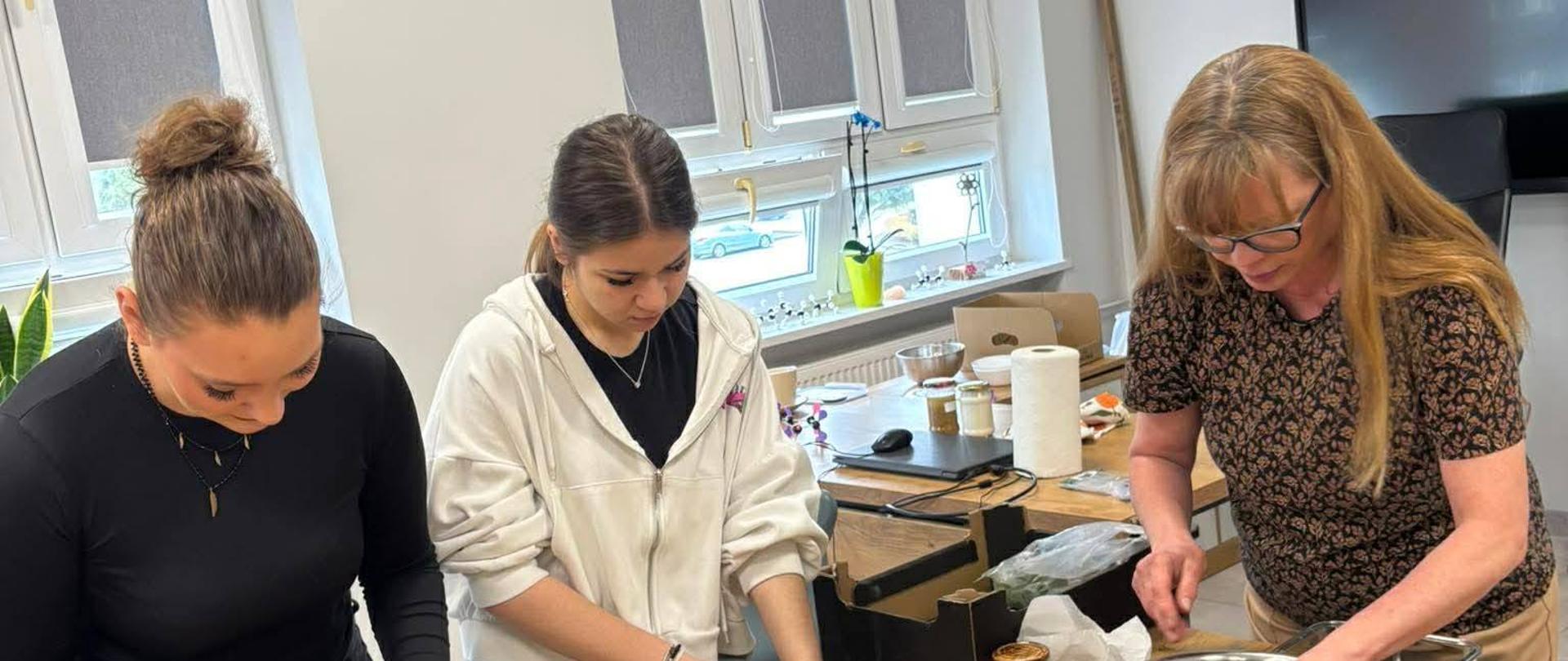 Pani Anna Grabara oraz uczennice ZSCKR