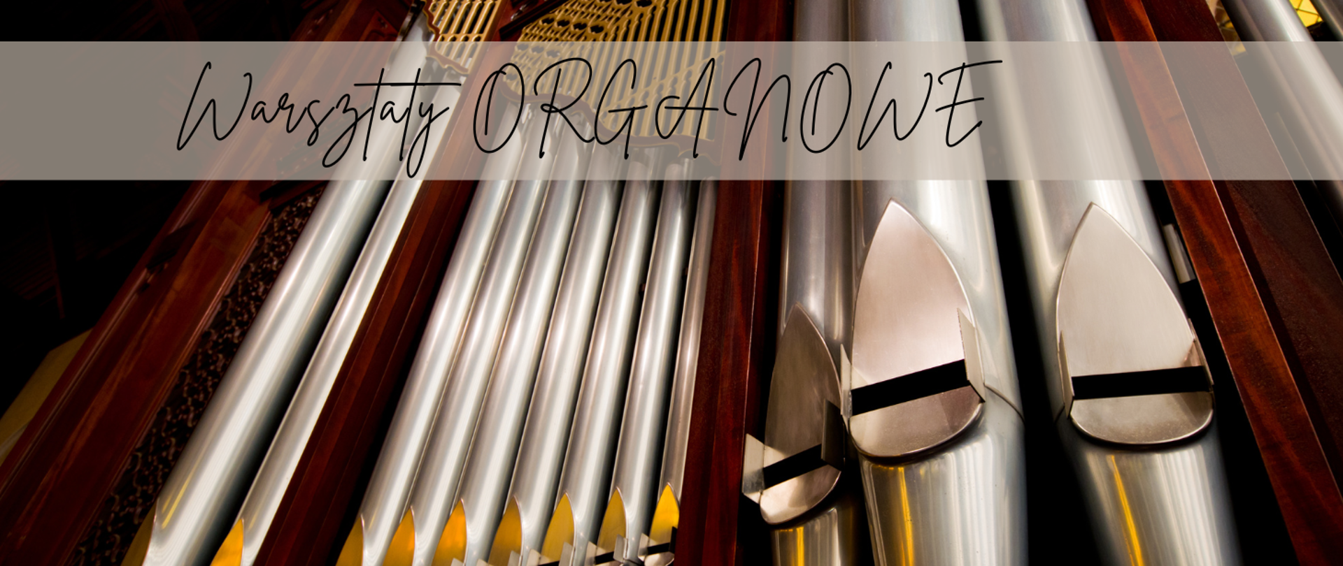 Na zdjęciu widać zbliżenie na piszczałki organowe – metalowe rury o różnych rozmiarach, ułożone pionowo w drewnianej obudowie instrumentu. Na środku obrazu znajduje się półprzezroczysty pasek z napisem „Warsztaty ORGANOWE” zapisanym elegancką, ozdobną czcionką. Całość utrzymana jest w ciepłych barwach metalu i drewna.