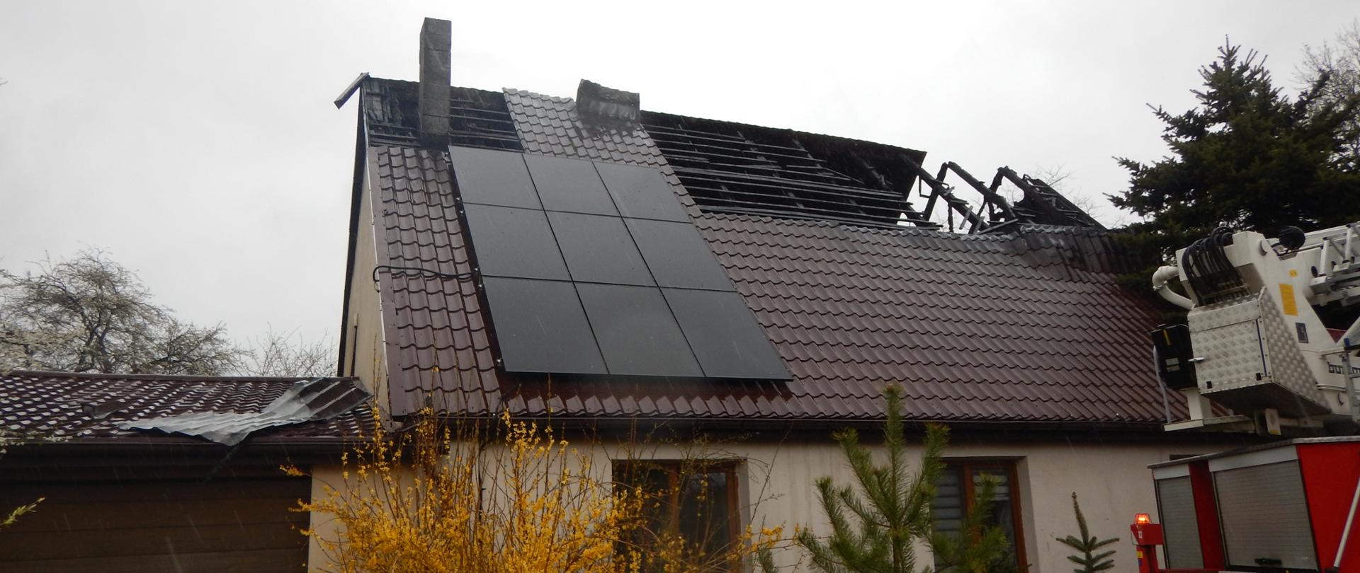 Zdjęcie przedstawia budynek mieszkalny po pożarze