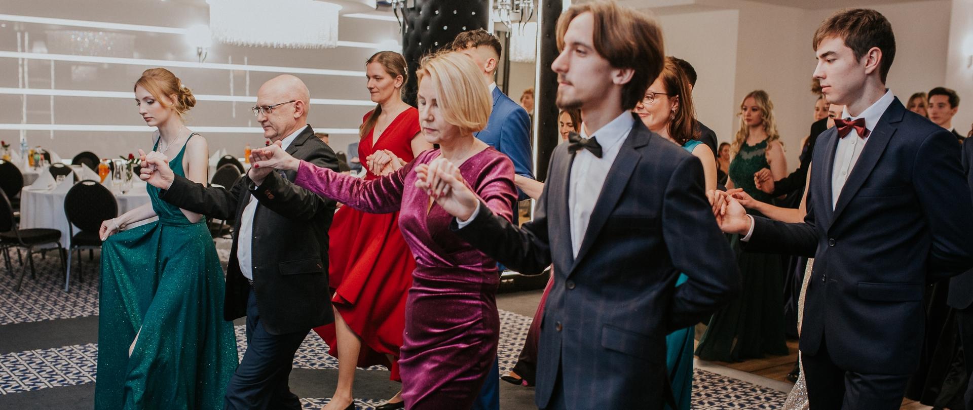 zdjęcie przedstawia front układu par w polonezie, widok z boku