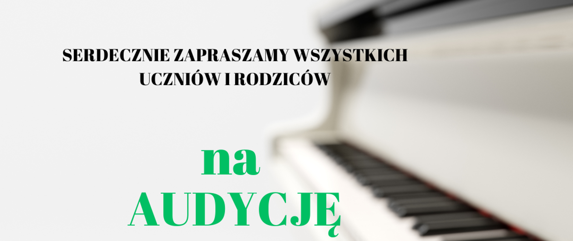 Biały plakat z klawiaturą fortepianu, białe i czarne klawisze, zielone i czarne napisy informujące o wydarzeniu