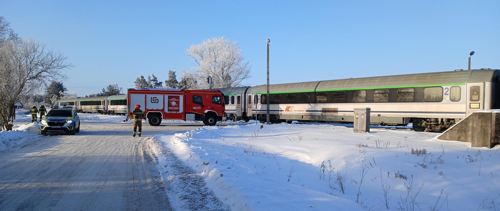 zdarzenie drogowe samochodu osobowego z pociągiem osobowym w miejscowości Trakiszki