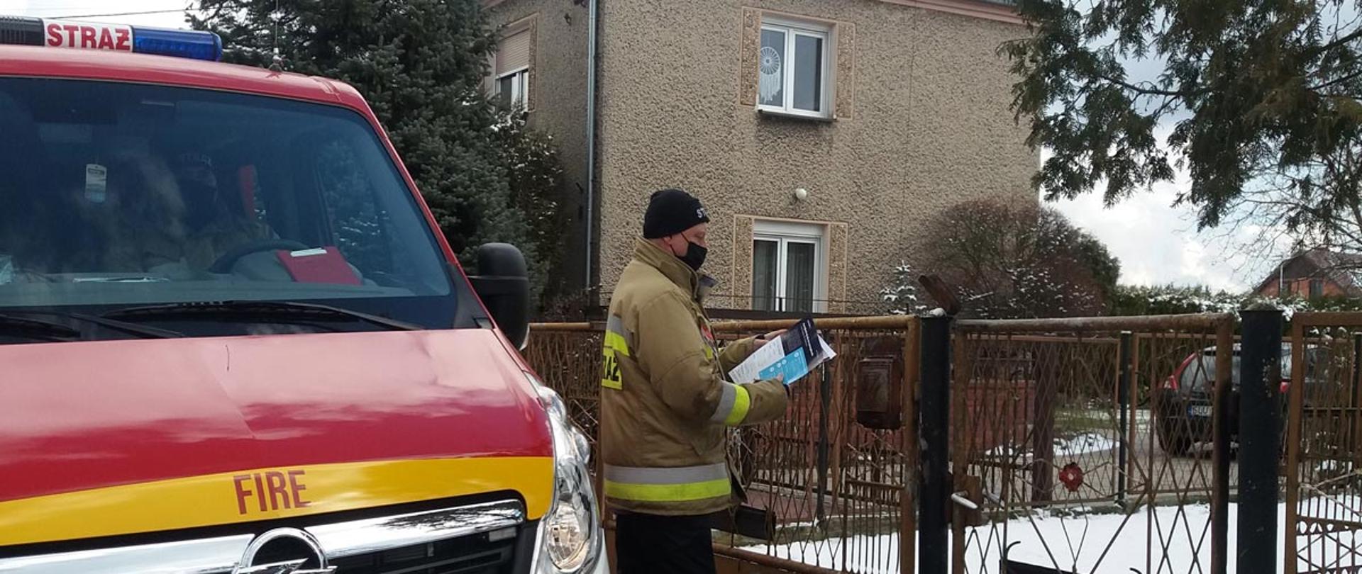 
Przekazanie ulotek informacyjnych na temat profilaktyki oraz szczepień przeciwko COVID-19 dla mieszkańców powiatu lublinieckiego. Strażak OSP wkłada ulotki do skrzynki pocztowej domu jednorodzinnego.