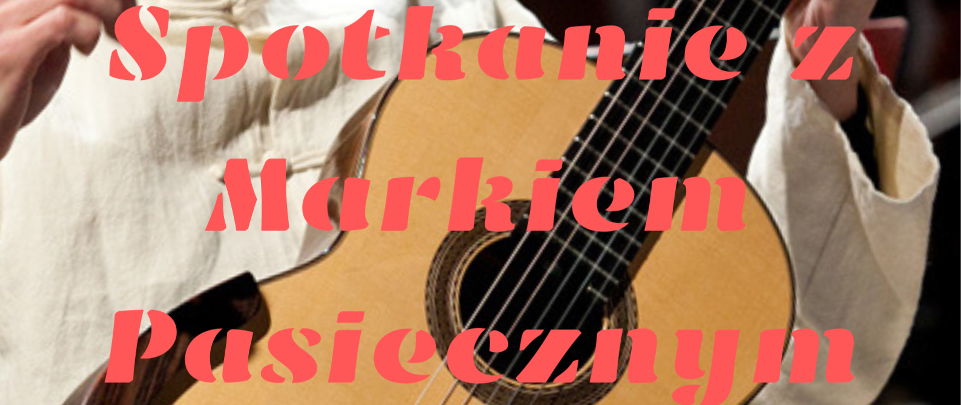 Tło plakatu stanowi zdjęcie gitarzysty Marka Pasiecznego z gitarą klasyczną, w dynamicznym ujęciu. Na zdjęciu umieszczono informacje tekstowe mocną, lekko pochyloną czcionką w kolorze wyblakłej czerwieni o treści: "Nasi sławni Absolwenci, 75 lat PSM I i II st. w Zamościu, Spotkanie z Markiem Pasiecznym, kompozytorem i gitarzystą, spotkanie odbędzie się 18.04.2023r, w Auli PSM w Zamościu w godzinach 14.00-18.00".