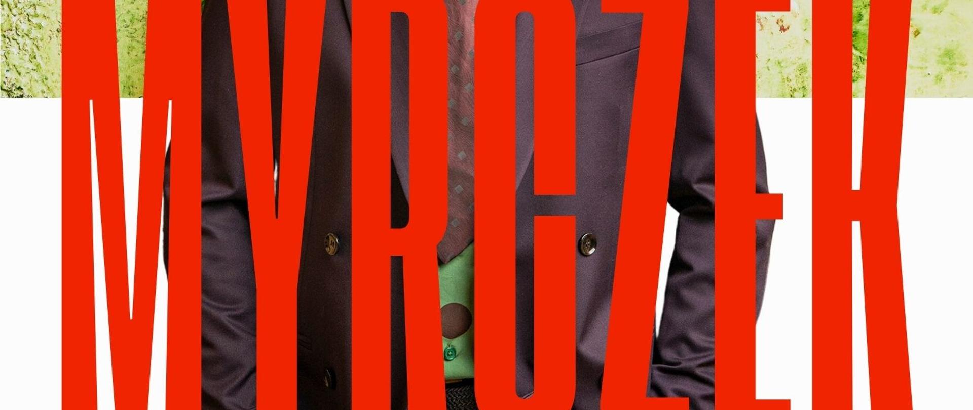 Postać młodego mężczyzny ubranego w garnitur na tle plakatu podzielonego w poziomie na dwie części. Górna jest w odcieniu zieleni o fakturze gradientowej, z widocznym emblematem rozgwiazdy z perłą w środku. Dolna jest biała. Na pierwszym planie duże czerwone napisy informujące o szczegółach imprezy. W prawym górnym rogu logo szkoły muzycznej.