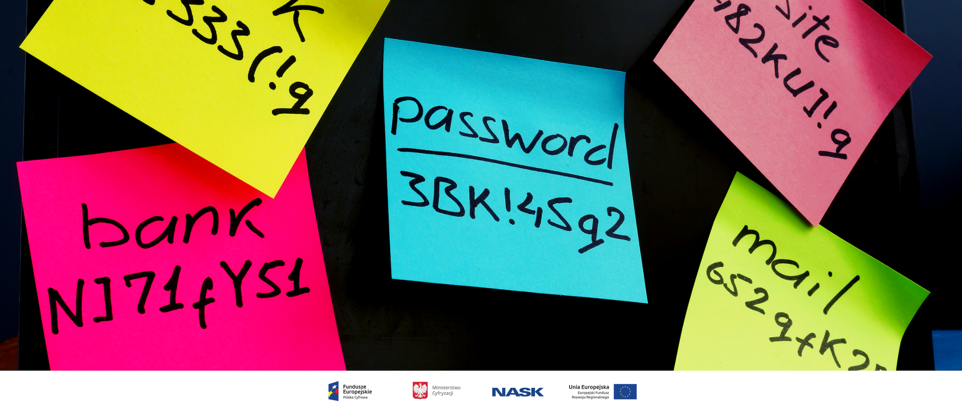 Kolorowe karteczki z napisami symbolizującymi różne hasła: do banku, poczty internetowej.