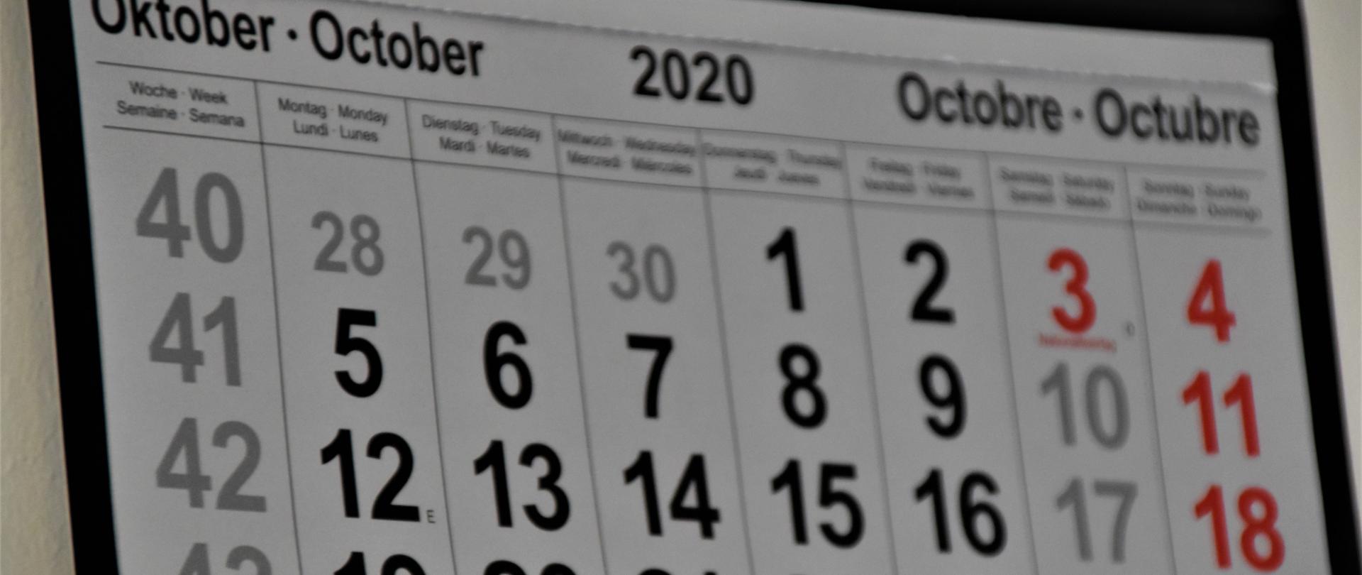 Kalendarz wiszący na ścianie